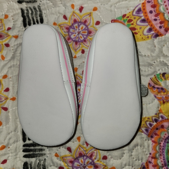NWOT Carter's - LOVE Baby Crib Shoes 9-12mo - Picture 2 of 3